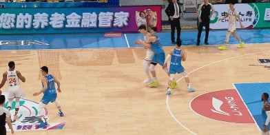 kaiyun集团-北京主场遭上海双杀引热议！媒体吐槽北京男篮豪华内线“纸老虎”